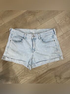 Old Navy - Boyfriend Light Wash Denim Cuffed Shorts - Size 10 - Like New